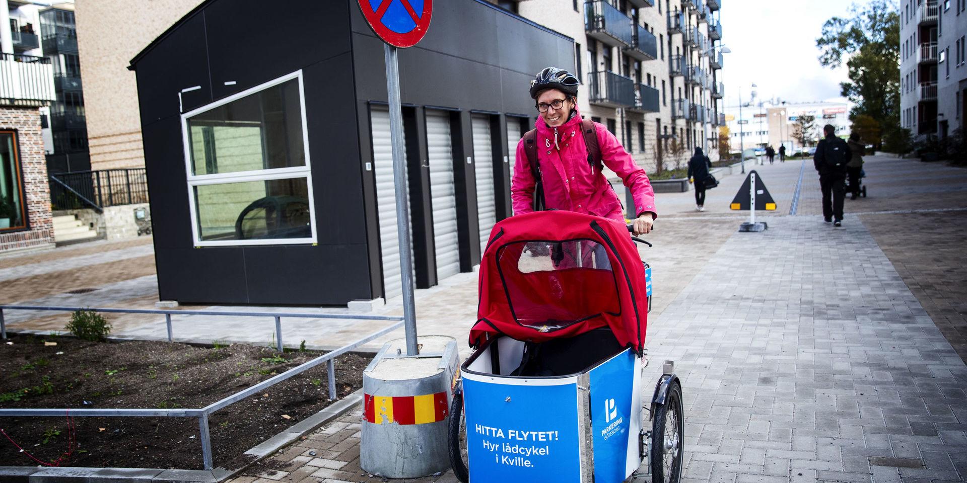 Carin Ljungström ska överraska sina barn genom att hämta dem på förskolan med lådcykel. 