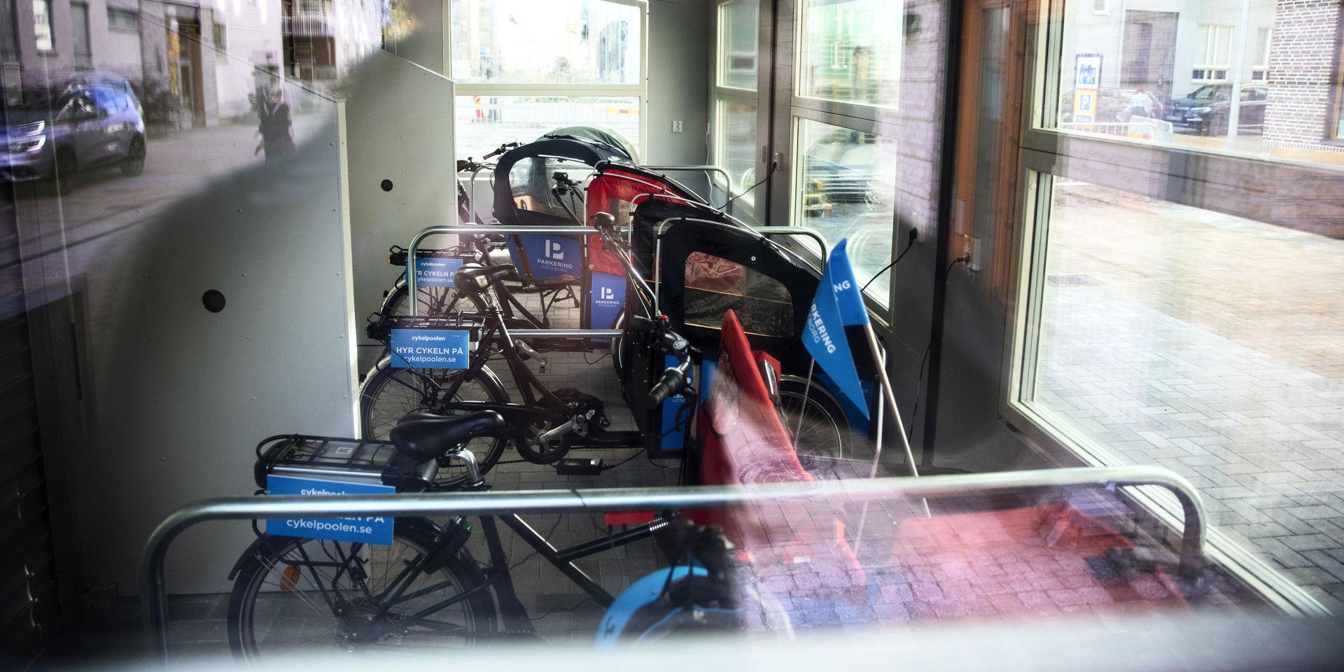 Cyklarna finns i en liten byggnad i korsningen Gamla Tuvevägen/Långängen.