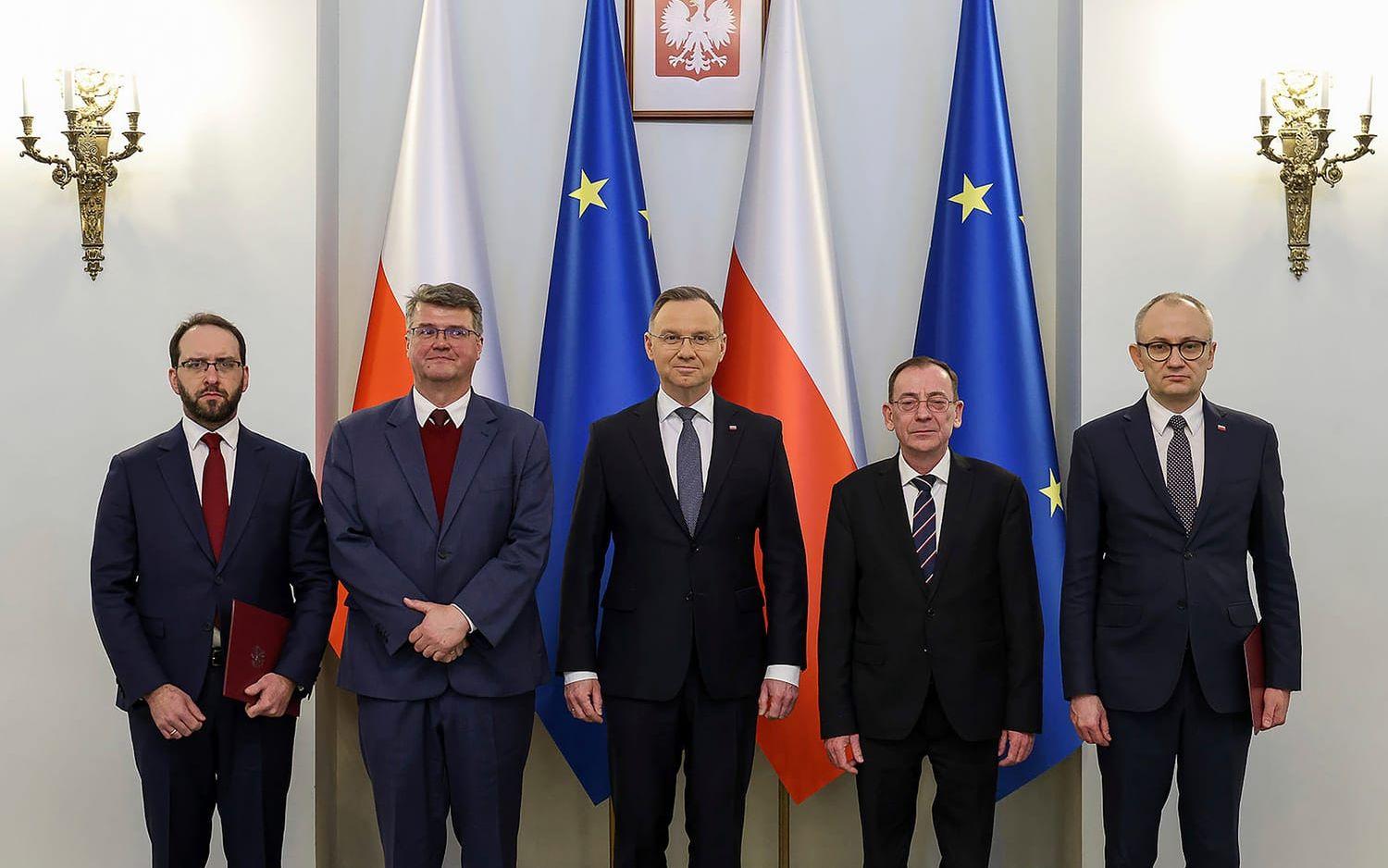 President Andrzej Duda i mitten på ett gruppfoto från i tisdags. Närmast till höger om honom står tidigare inrikesministern Mariusz Kaminski och till vänster finns parlamentsledamoten Maciej Wasik.