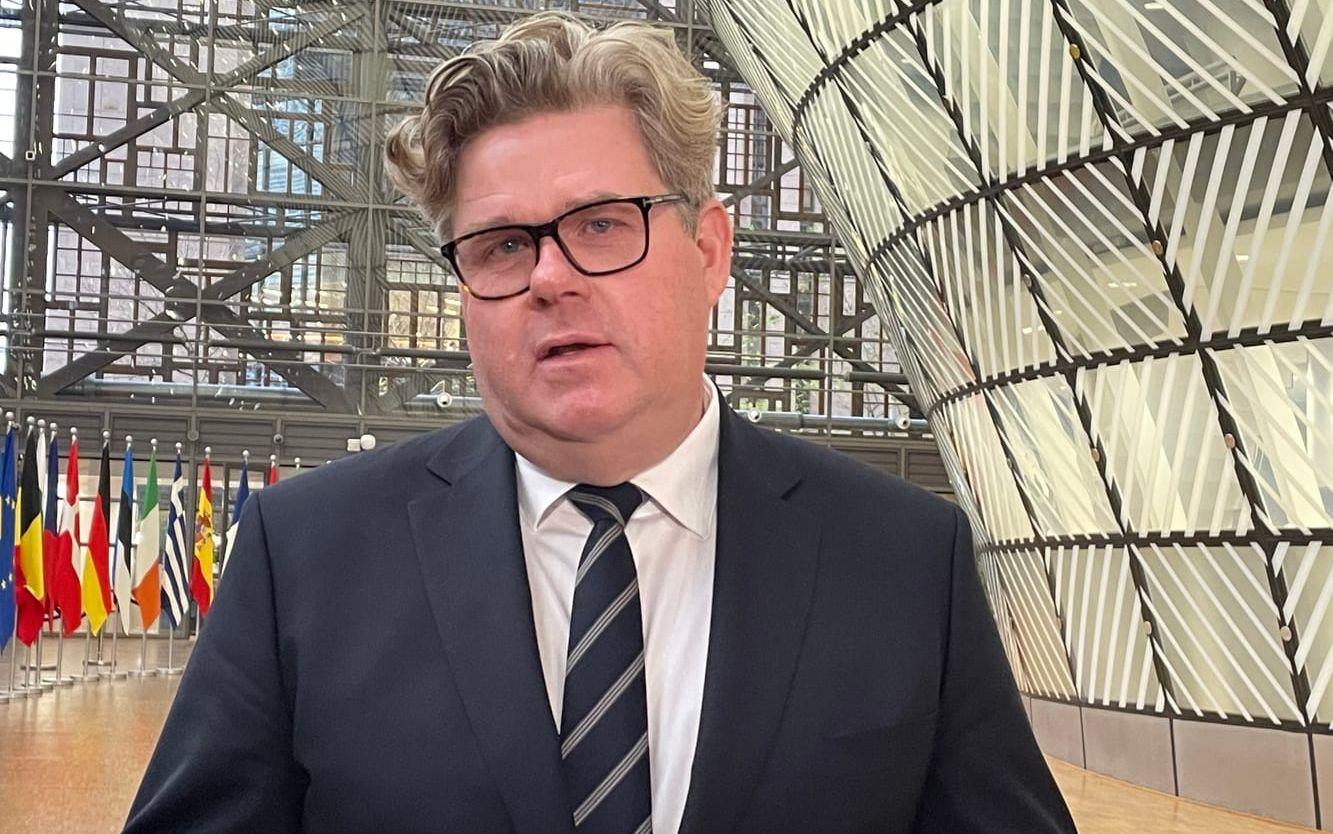 Justitieminister Gunnar Strömmer på väg in till veckans EU-möten i Bryssel.