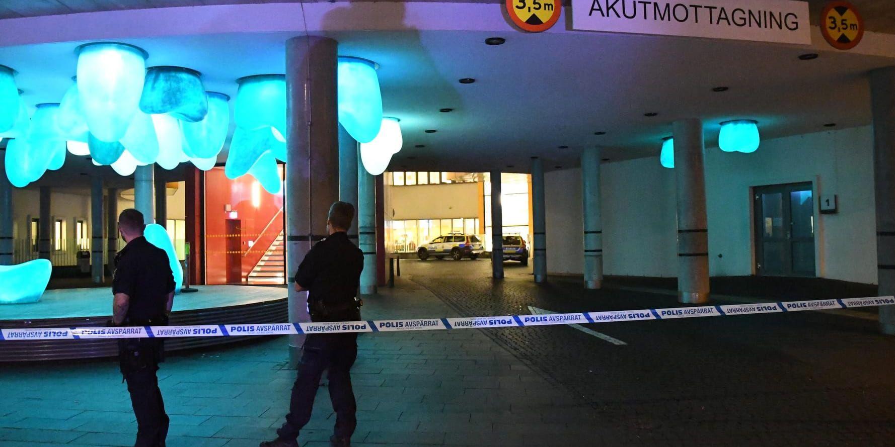 Polisen har stängt av vid akuten i Malmö efter att en misstänkt skottskadad man förts till sjukhuset med ambulans. Arkivbild.