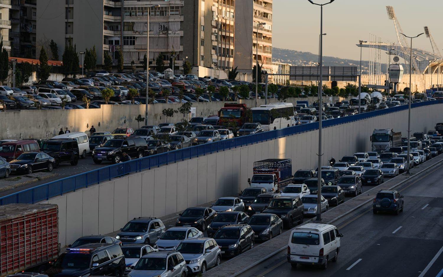 Köer när människor försöker fly från israeliska luftattacker i Beirut tidigare i veckan.