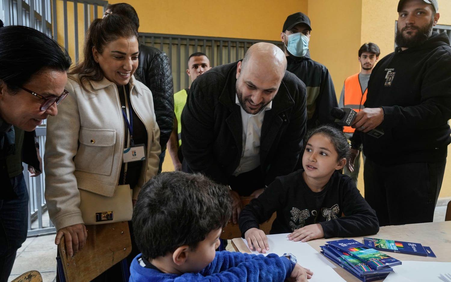 Libanons hälsominister Rakan Nassereddine på besök i en skola i en flyktinganläggning.