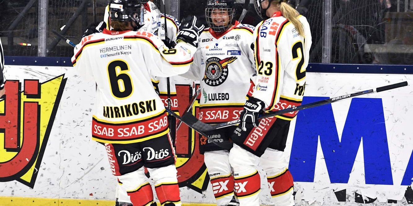 Luleå jublar över ett mål i matchen mot Djurgården. Luleå vann även fredagens match mot Linköping.