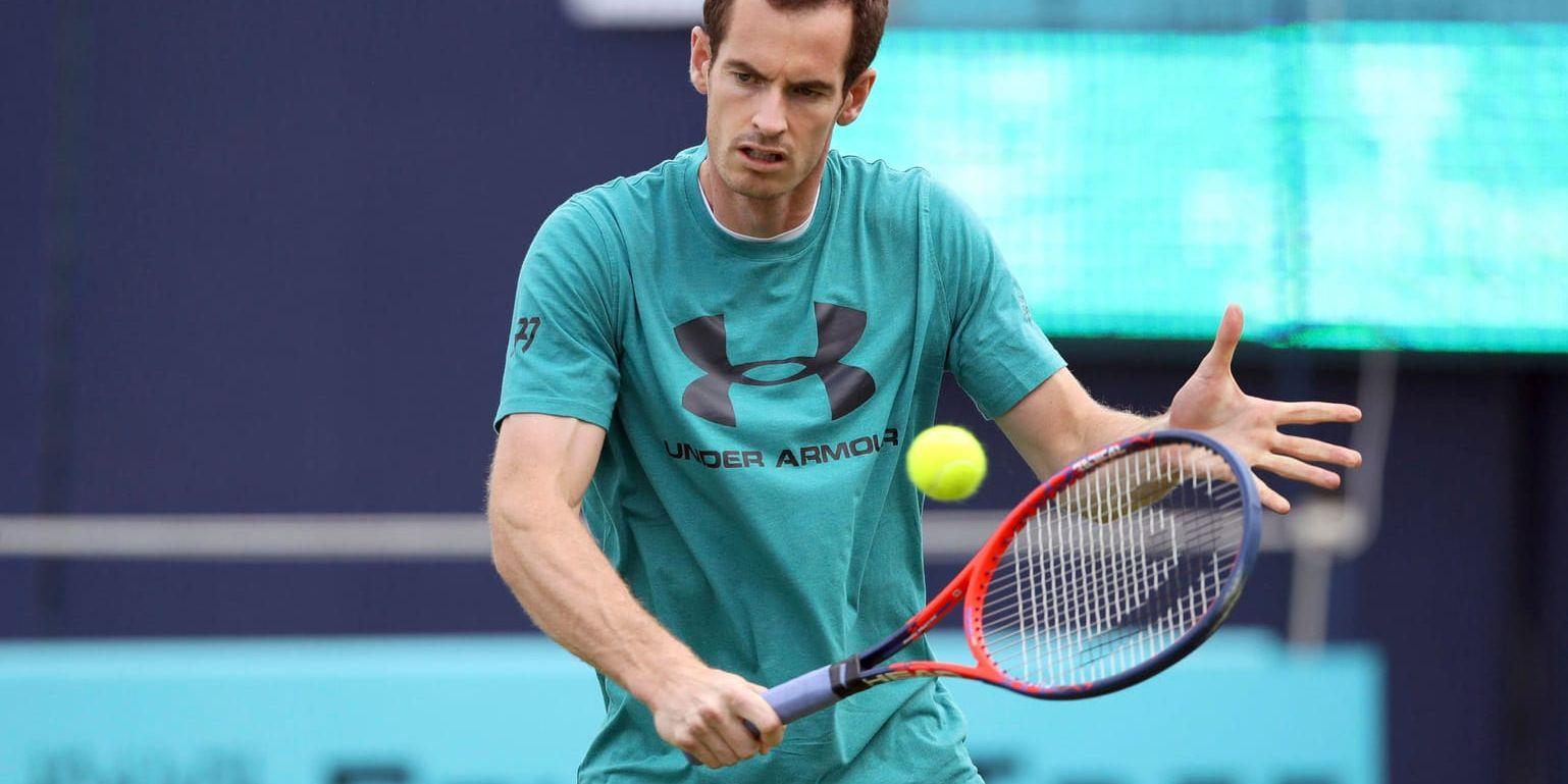 Tennisstjärnan Andy Murray tränade på gräset i Queens under fredagen.