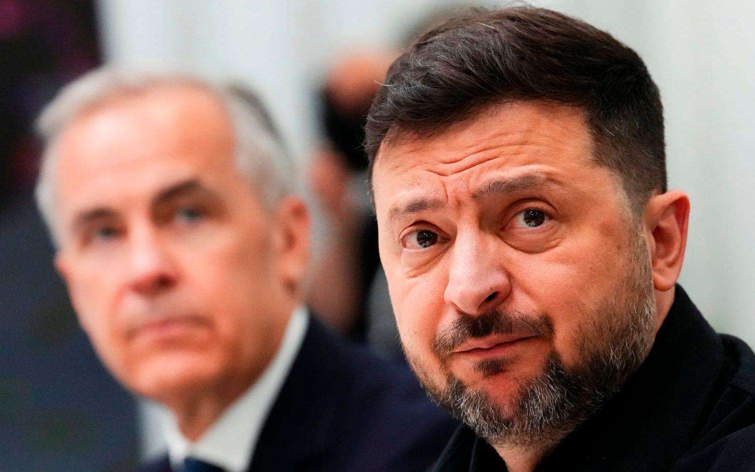 Ukrainas president Volodymyr Zelenskyj, här tillsammans med Kanadas premiärminister Mark Carney på måndagen.