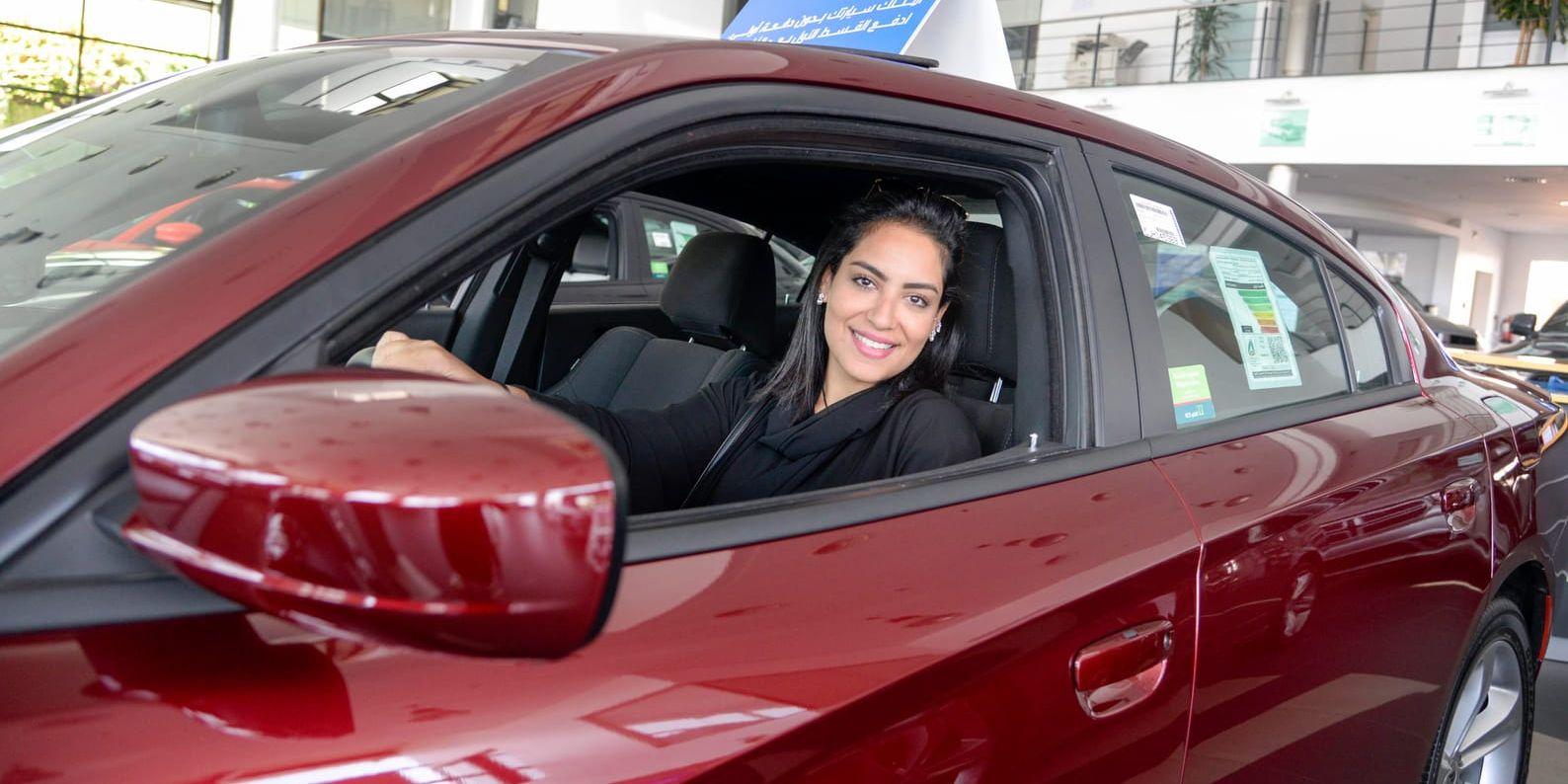 Nouf Abuljadayel väntar otåligt på att kvinnor ska få köra bil i Saudiarabien. Hon tänker snart köpa sin första bil och testsitter flera hos en bilförsäljare i Jidda.