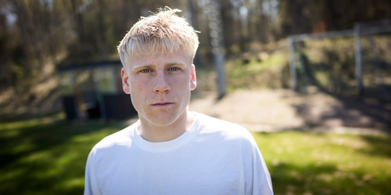 Frosti Thorkelsson i vit t-shirt poserar för ett porträtt på Gaisgården.