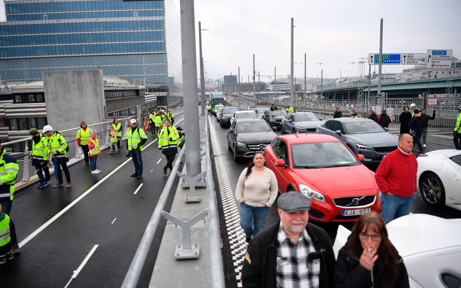 Inför att trafiken släpptes på hade ett antal bilar fått tillstånd att vänta in brons invigning uppe på bron.
