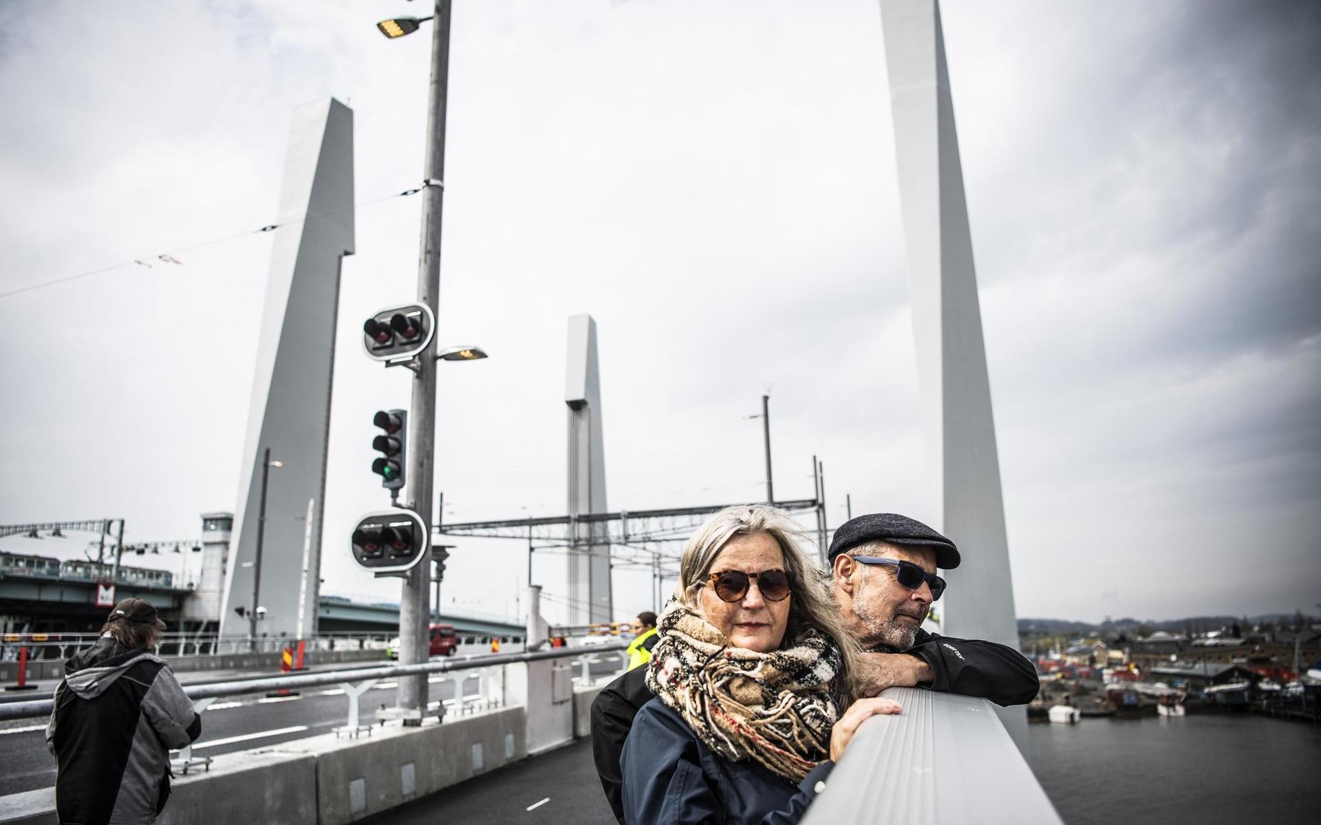 Många göteborgare passade på att kolla in bron vid invigningen. Här ser vi Charlotte Gustafsson och Ove Pedersen.