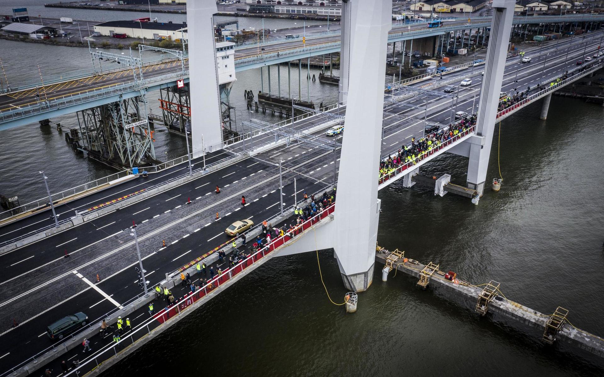 Göteborg har fått sin nya bro. Här ser vi en drönarbild över Hisingsbron.