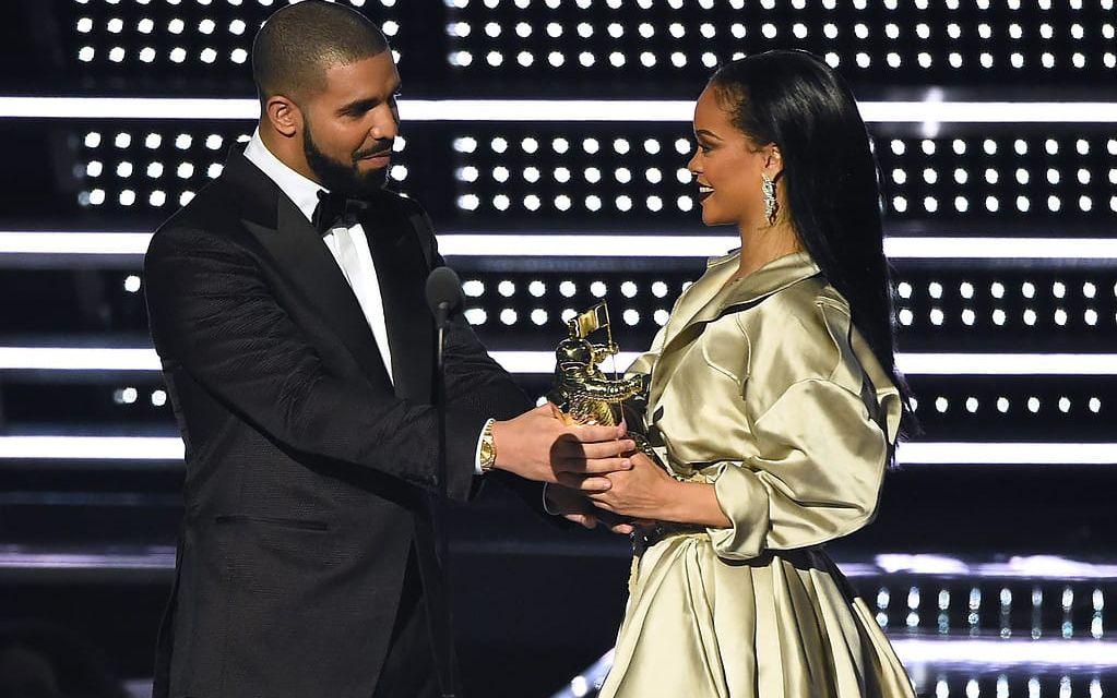 Samtidigt är många fans besvikna och hoppas fortfarande på att Rihanna och Drake ska bli ett seriöst par. Foto: TT.