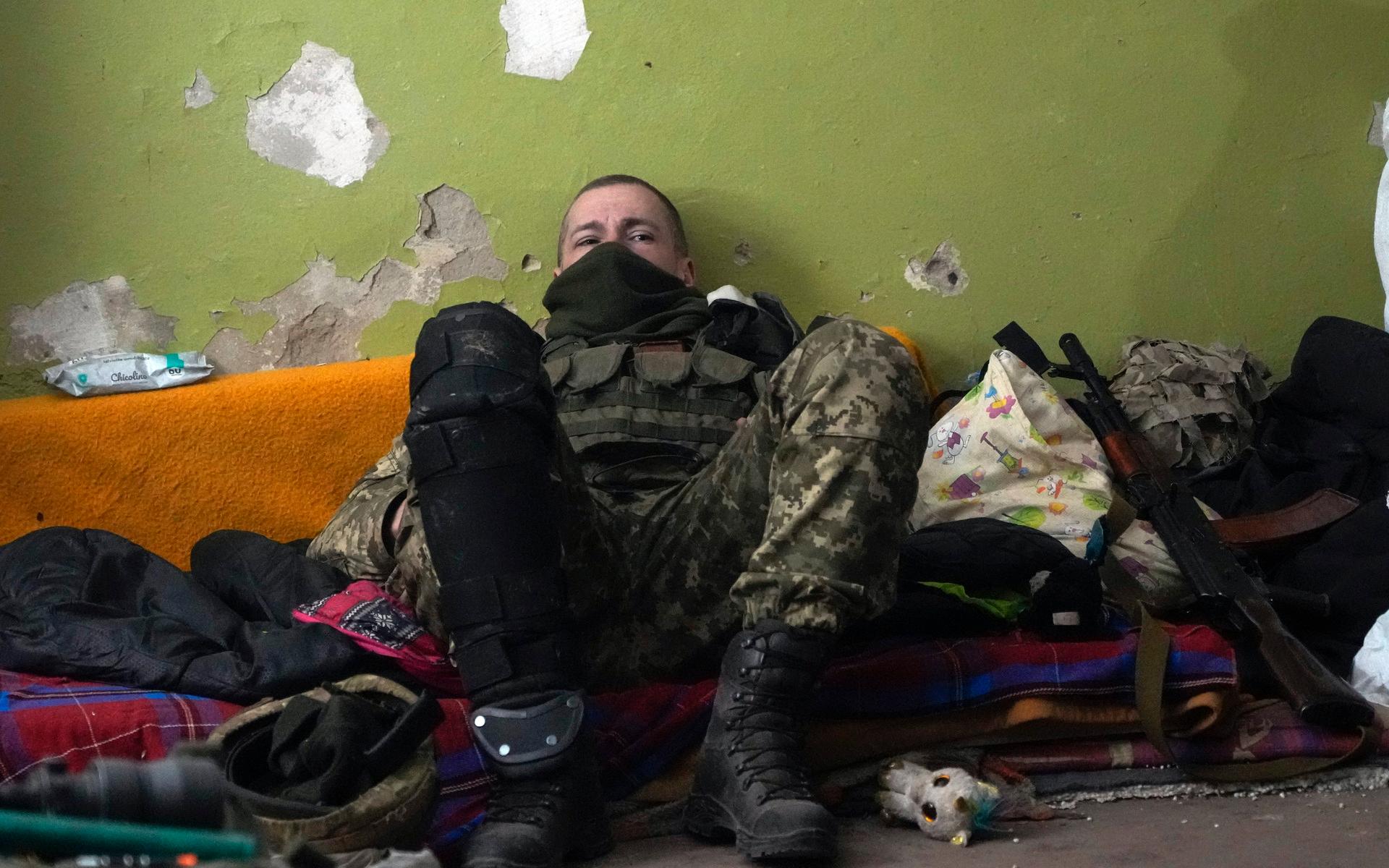 En ukrainsk soldat vilar och tar skydd nere i en källare, nordväst om Kiev. 