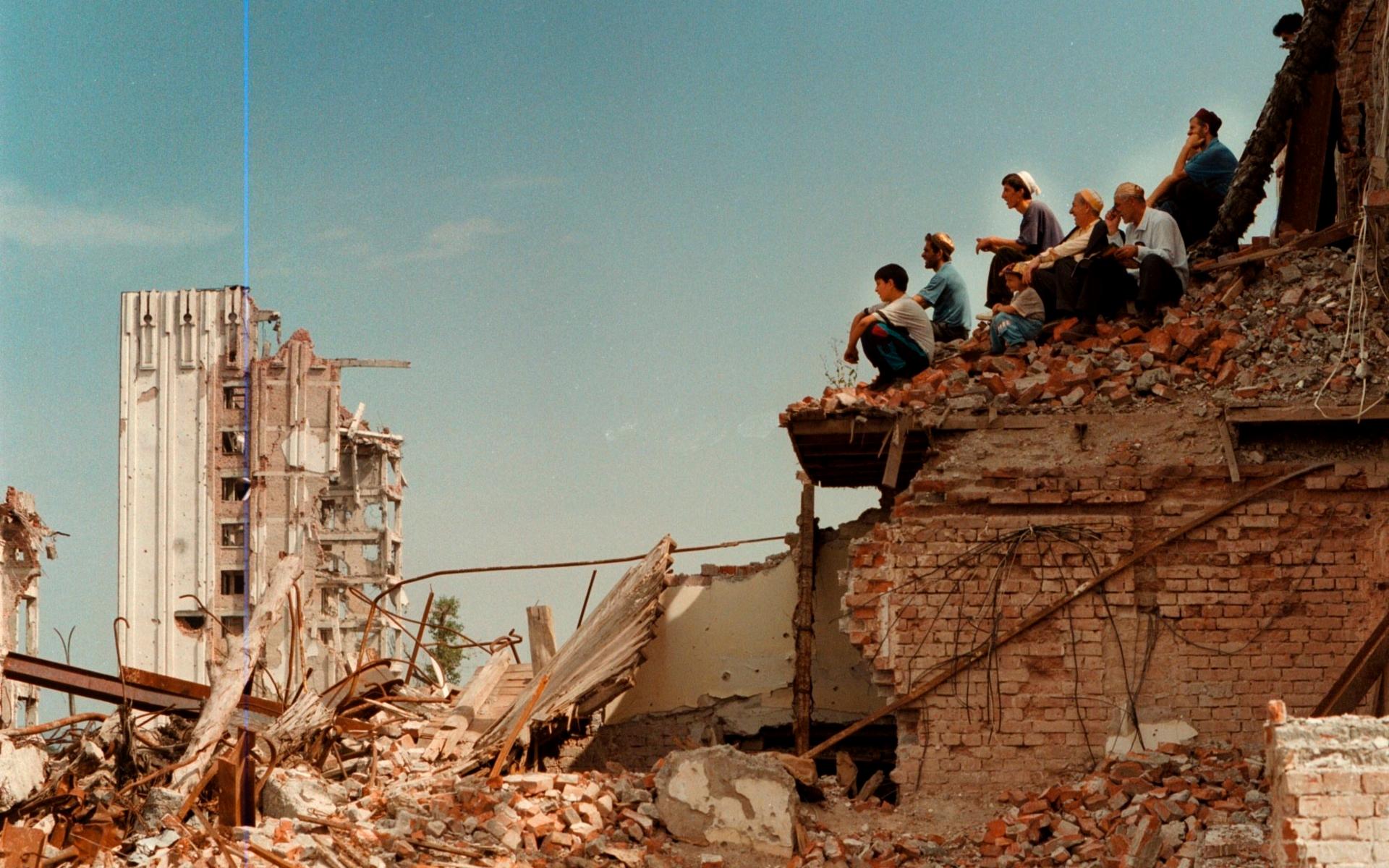 Groznyj, Tjetjenien 1996. Det finns bara ruiner kvar av det som en gång var dessa människors kvarter.