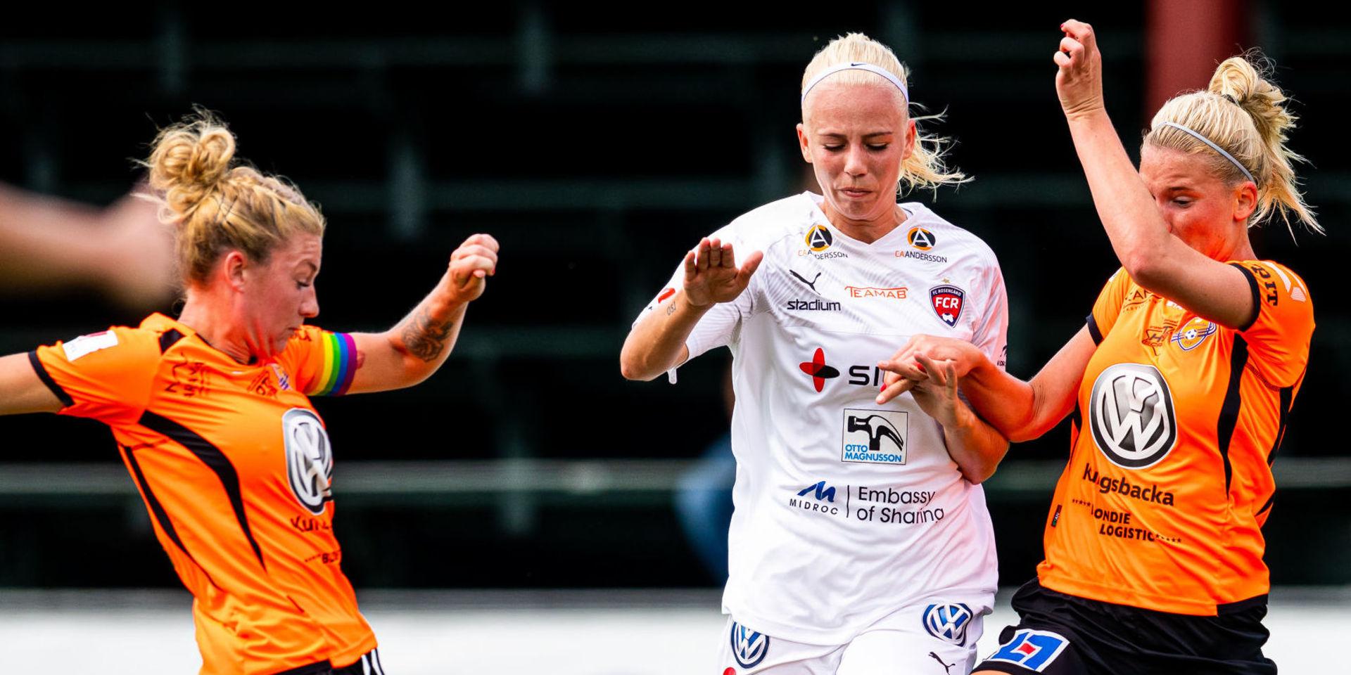 Rosengårds Sofie Svava i kamp med två Kungsbacka-spelare.
