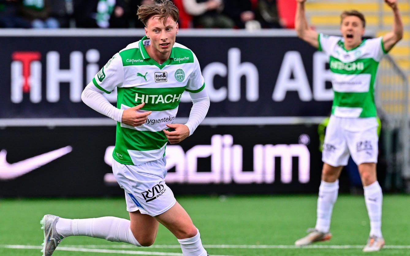 Philip Bonde firar sitt andra mål.