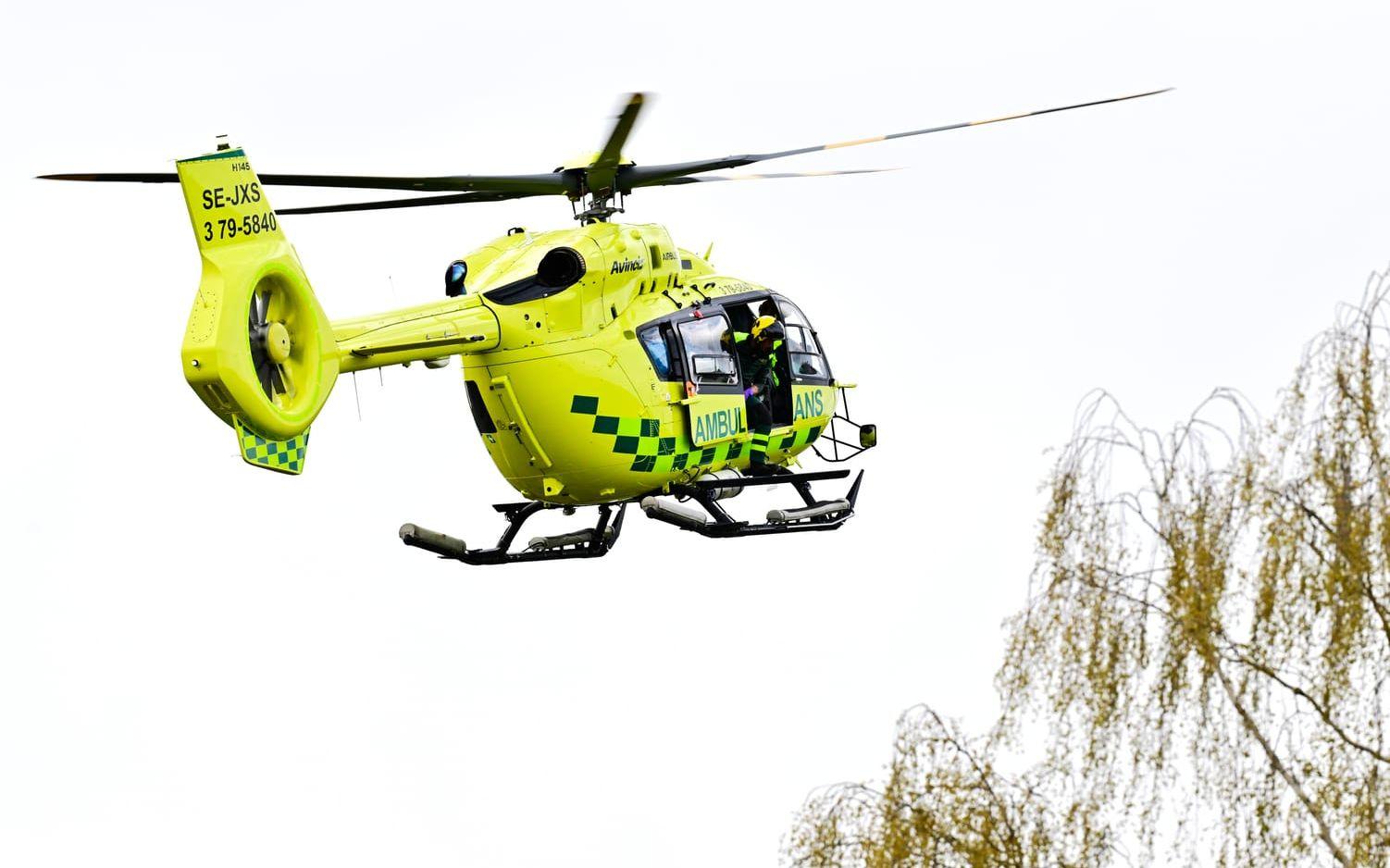 En åskådare fördes i väg med ambulanshelikopter efter ett sjukdomsfall i samband med det allsvenska mötet.