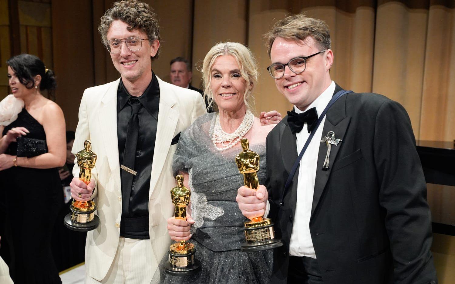 David Borenstein, Helle Faber och Pavel Talankin (längst till höger) med sina Oscars för filmen "Mr Nobody against Putin". Arkivbild.