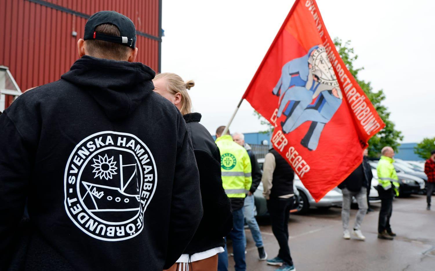 Hamnarbetarförbundet vid en av strejkerna i förra veckan. Arkivbild.
