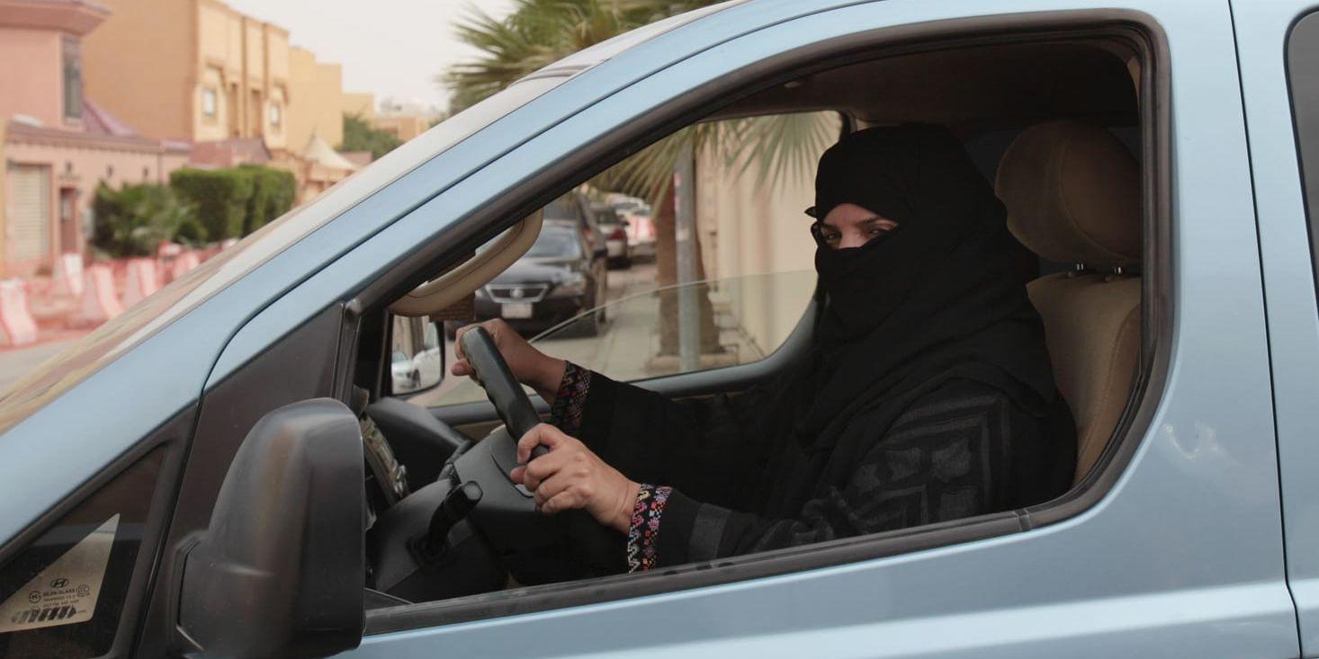 En kvinnlig förare i Riyadh i Saudiarabien. Nu ska kvinnor även få ta körkort för både motorcykel och lastbil. Arkivbild.