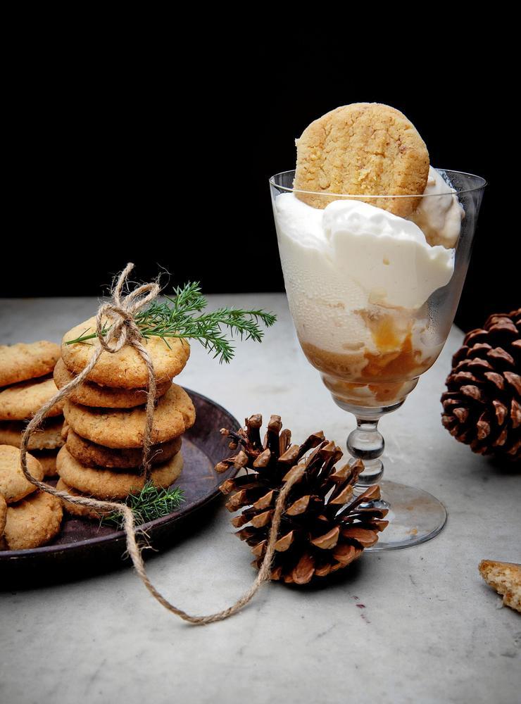 Smöriga kakor med mandel och hasselnötter.