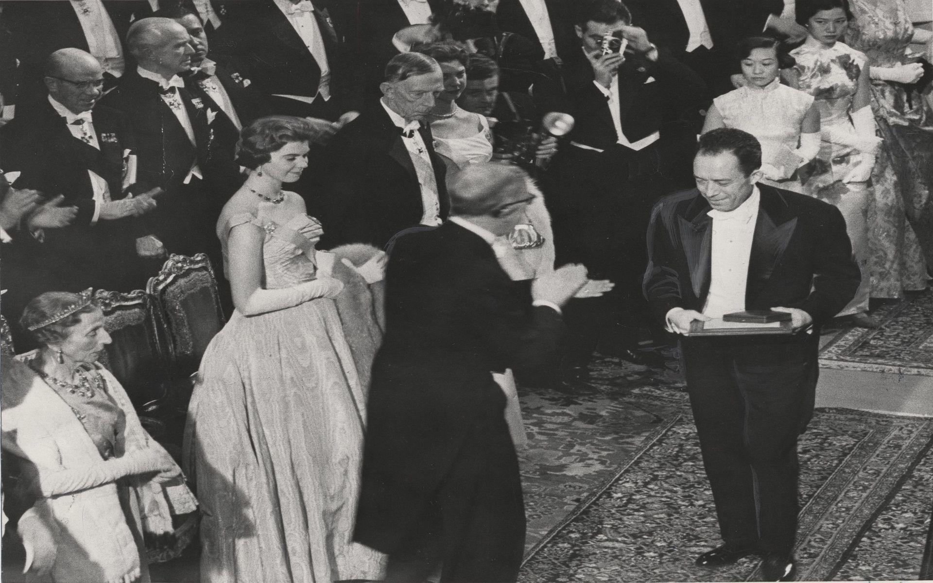 Albert Camus tar emot Nobelpriset i litteratur från kung Gustaf VI Adolf 1957.