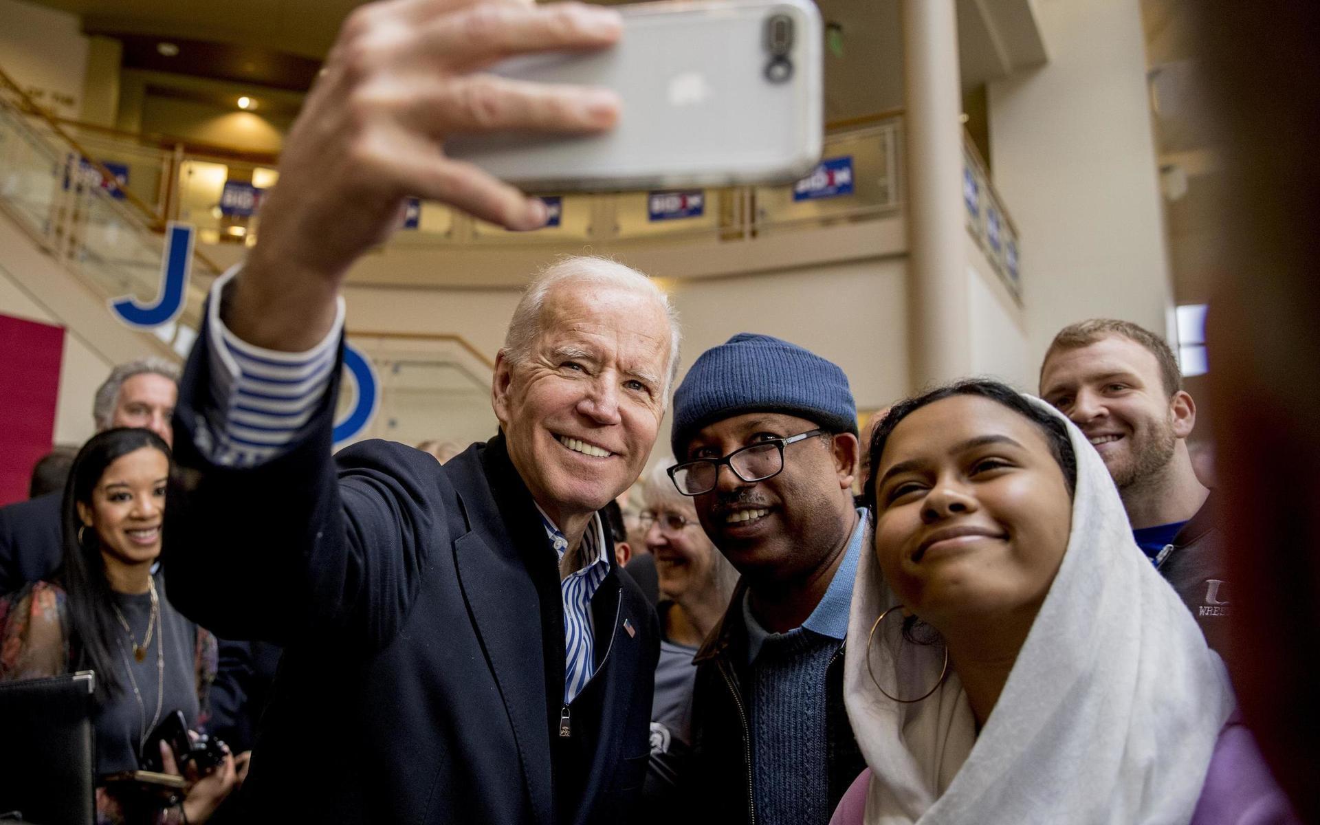 Joe Biden tillsammans med väljare i samband med ett tal på University of Dubuque i Iowa. 