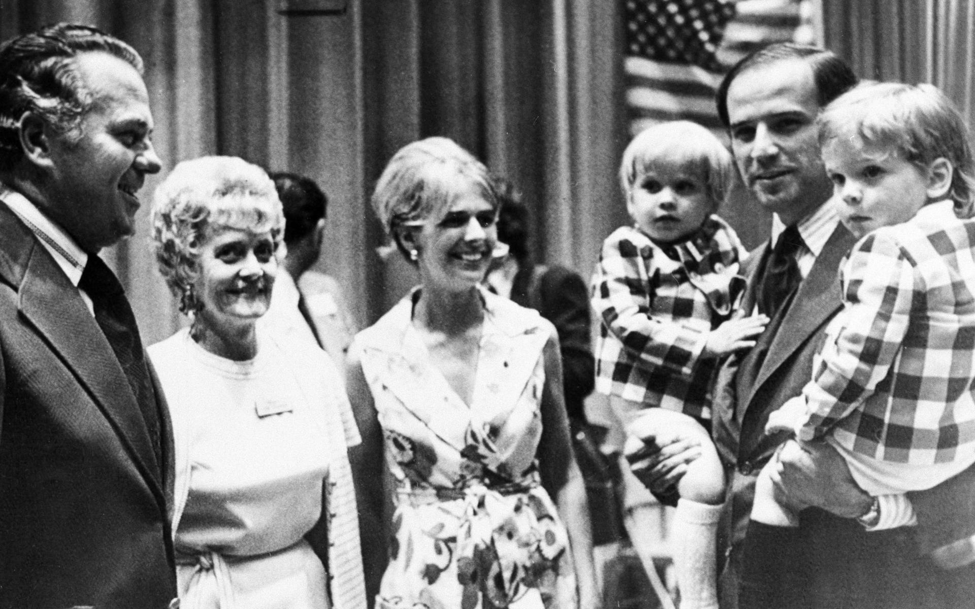 Joe Biden tillsammans med sin första fru, Neilia Hunter Biden, och sönderna Beau (till vänster) och Hunter (till höger) sommaren 1972. Strax innan jul samma år dog Neilia och dottern Naomi i en bilolycka, Beau och Hunter skadades allvarligt men överlevde.