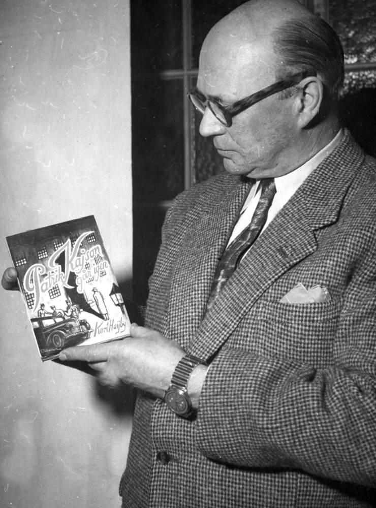 Direktör Kurt Haijby med en av sina böcker. 