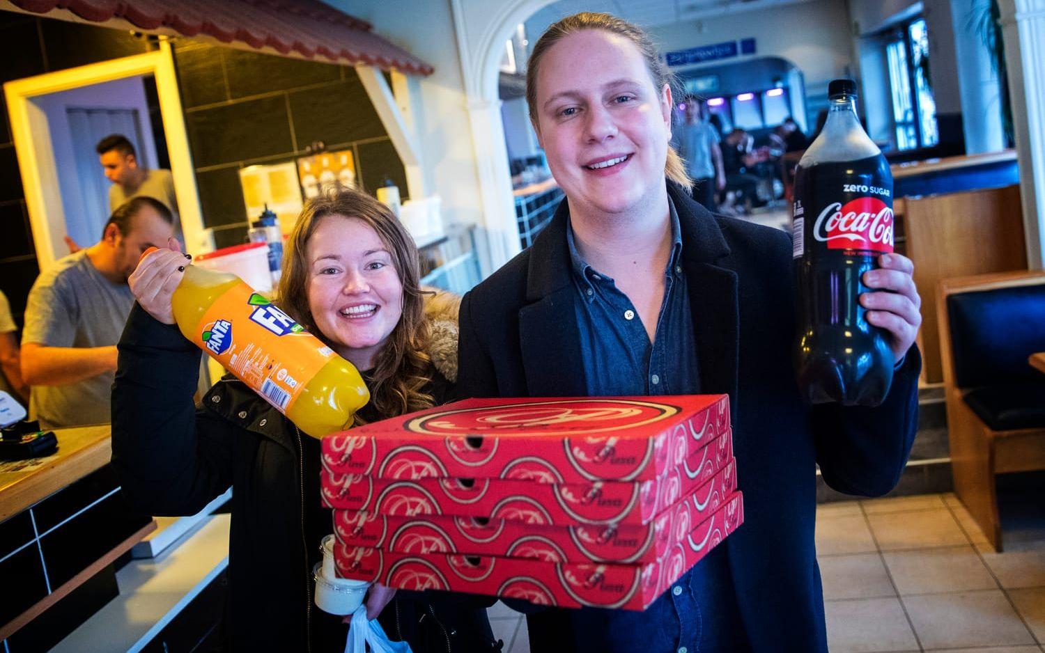 För Lynn Jensen och Gustav Anderberg avslutades ett blött nyårsfirande med pizzafrukost tillsammans med två andra vänner.