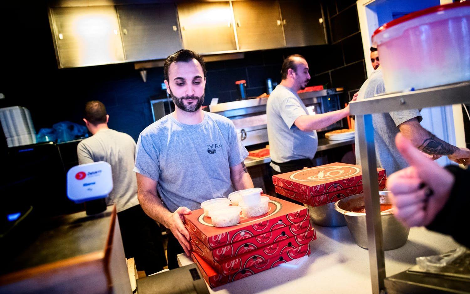 Erhan Duman räknar med att sälja 500 pizzor på nyårsdagen. För att hinna med allt har de ringt in två extra personal. 