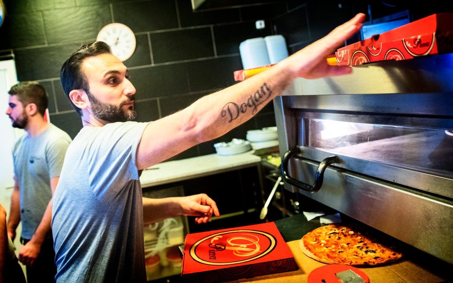 Erhan Duman räknar med att sälja 500 pizzor på nyårsdagen.