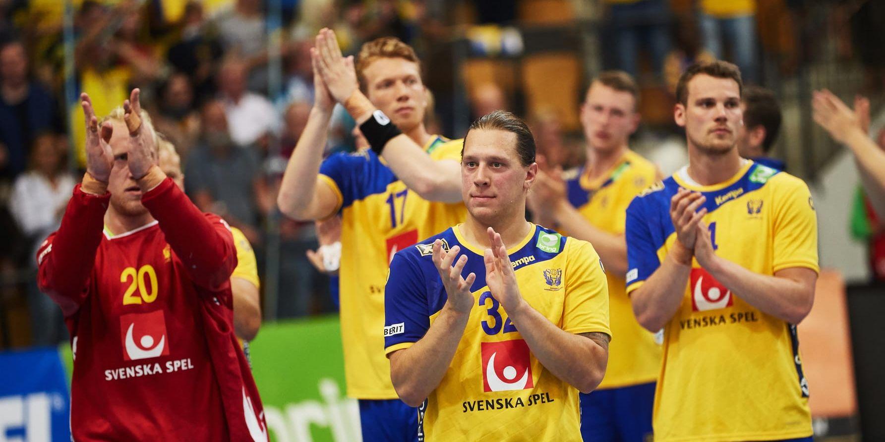 Sveriges Mattias Zachrisson tackar publiken i Kristianstad efter att VM-biljetten säkrats via kvalsegern mot Nederländerna.