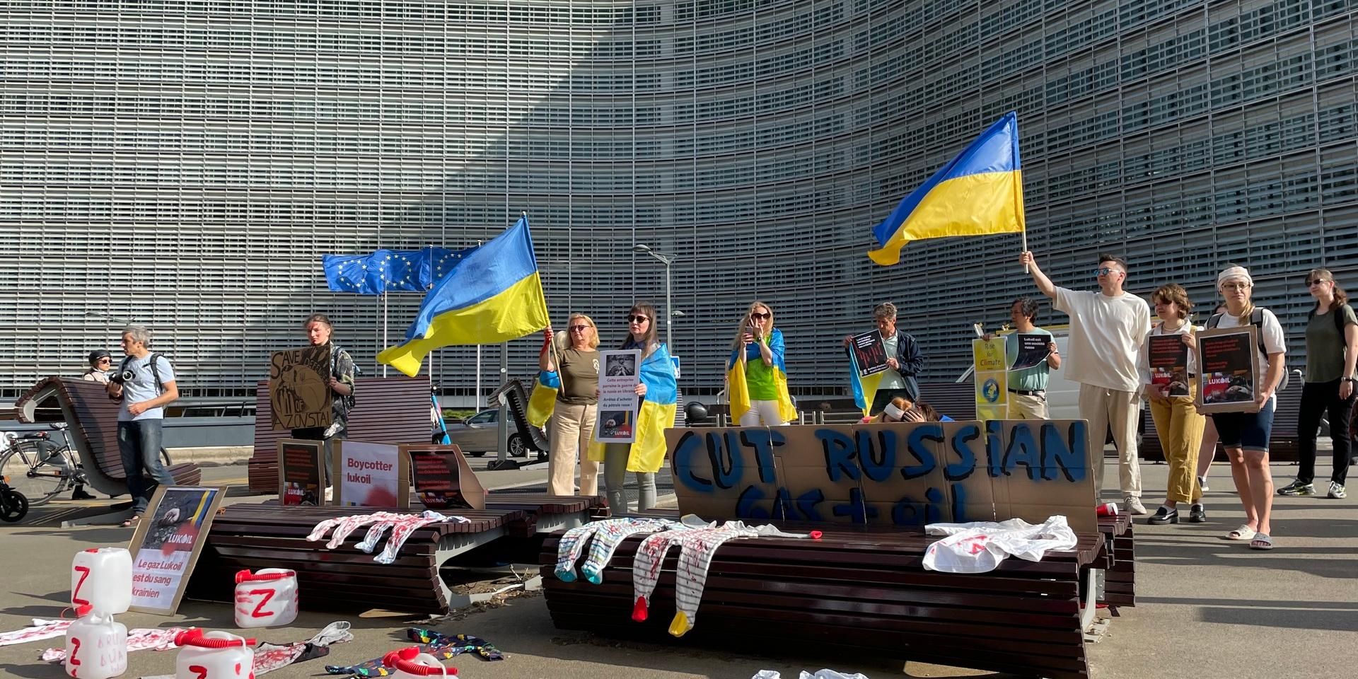 ”Stäng av den ryska oljan och gasen”, kräver ukrainska demonstranter i EU-kvarteren i Bryssel där EU-ländernas utrikesministrar möts under måndagen.