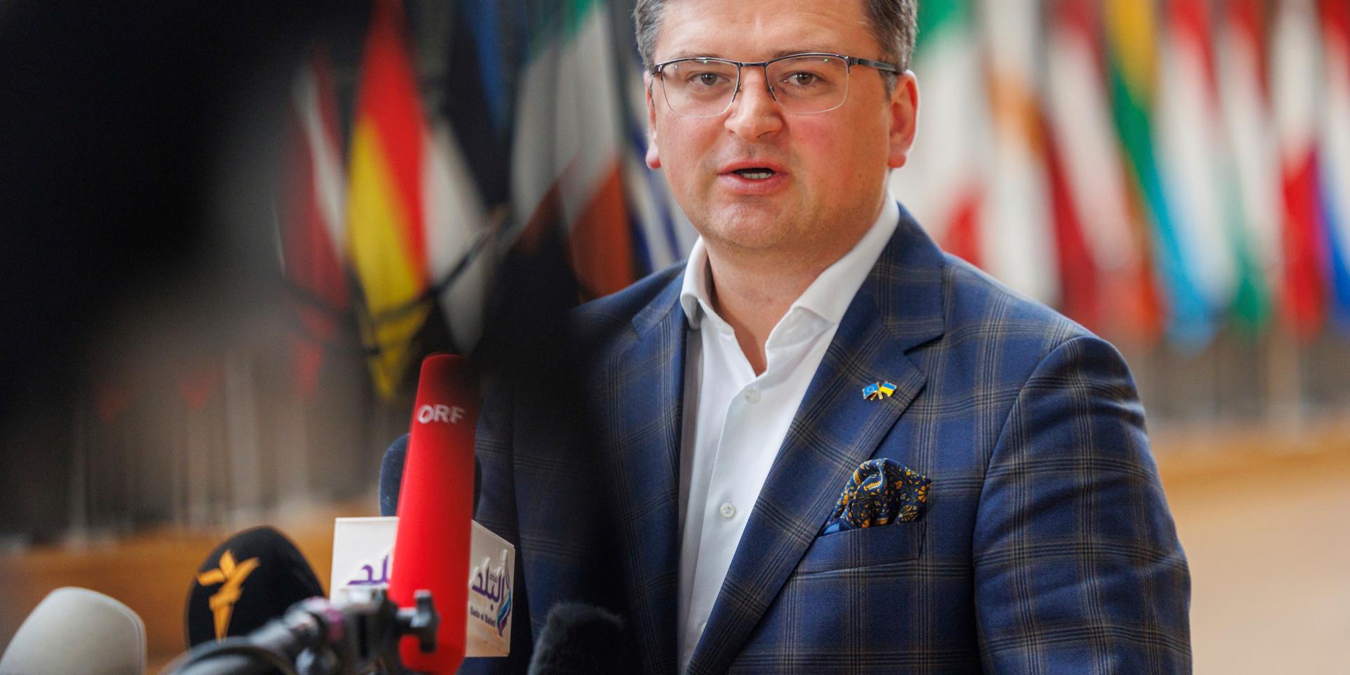 Ukrainas utrikesminister Dmytro Kuleba på väg in till måndagens EU-möte i Bryssel.