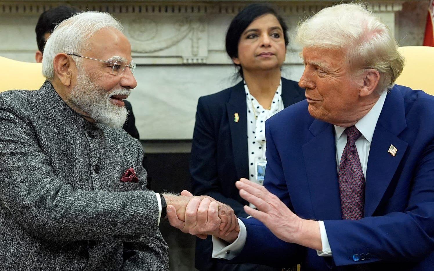 Indiens premiärminister Narendra Modi skakar hand med USA:s president Donald Trump under ett besök i Vita huset i februari i fjol.