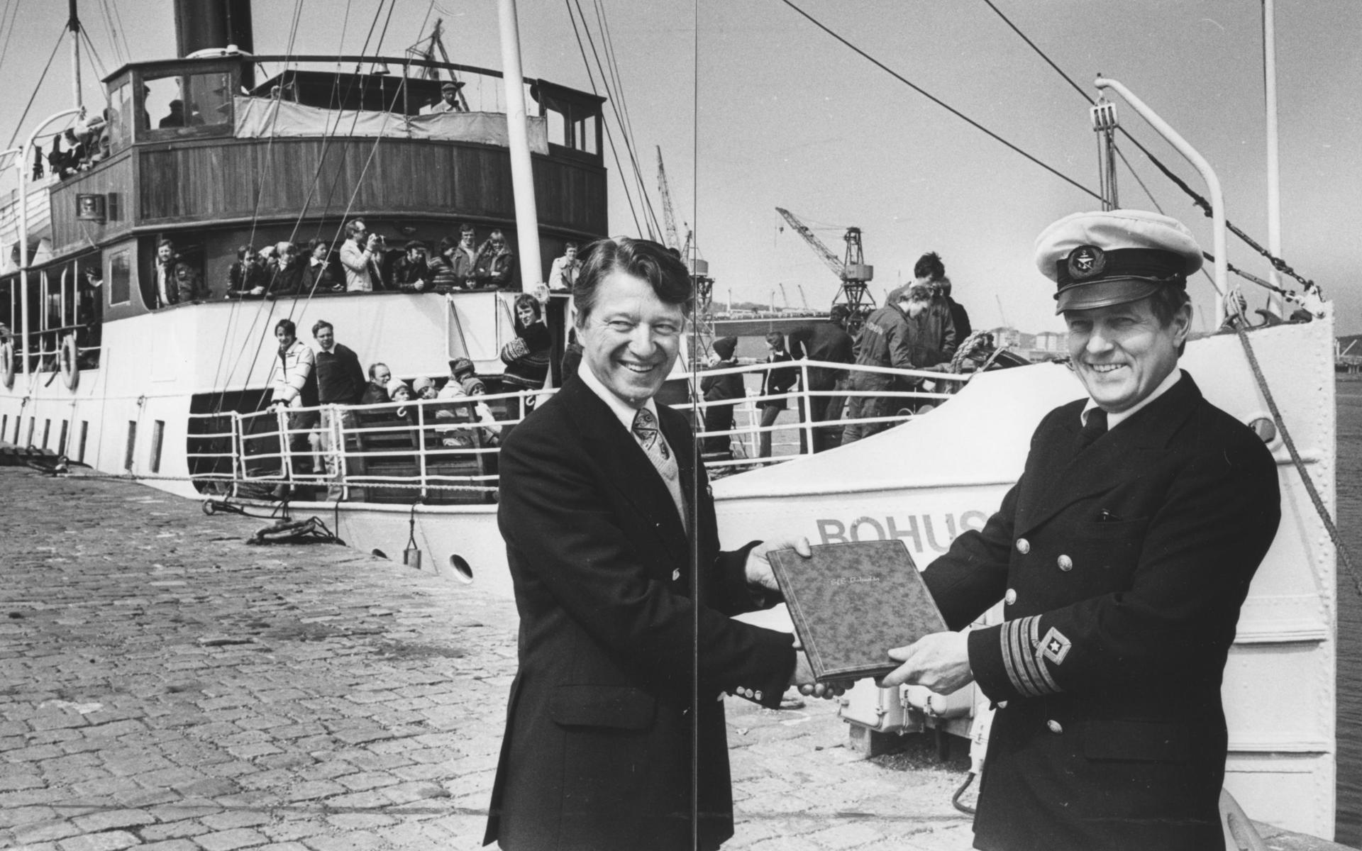 ”Bohusläns” direktör Bengt Flink (tv) överlämnade i maj1978 skeppspapper i ny inbindning till befälhavaren, sjökapten Stefan Forssblad, i samband med premiärturen.