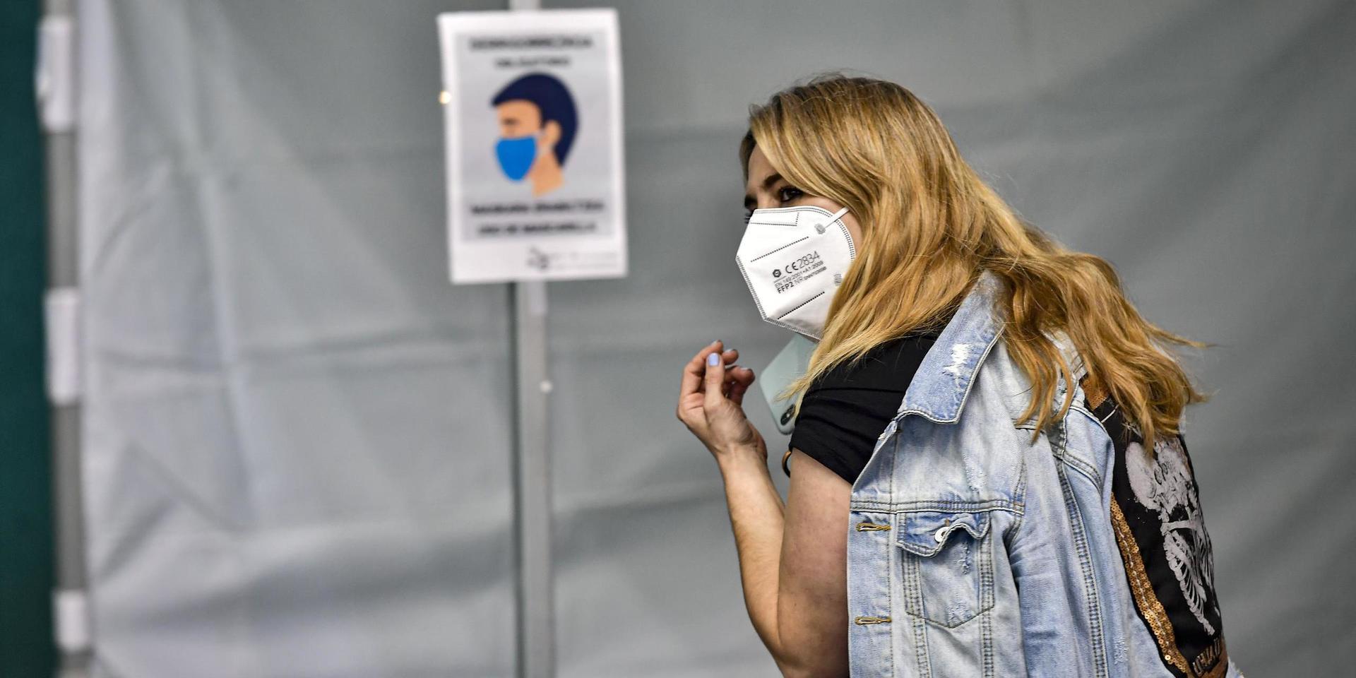 En kvinna i Baskien bär munskydd när hon deltar i regionvalet.