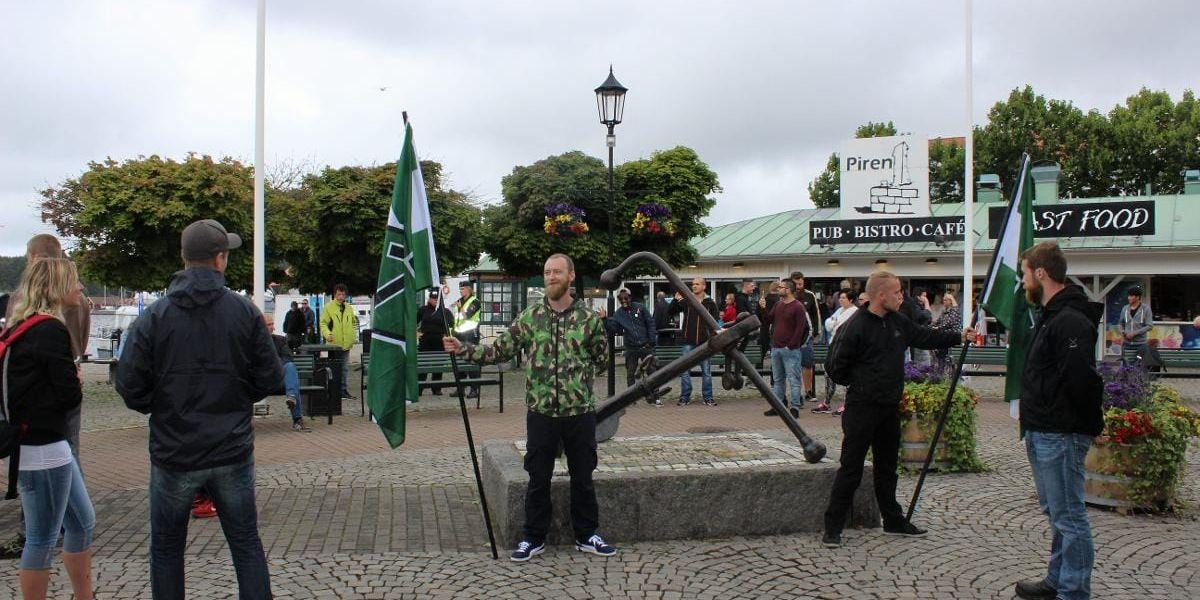 SPÄND STÄMNING. En nazistisk organisation demonstrerade i Strömstad under lördagen.
