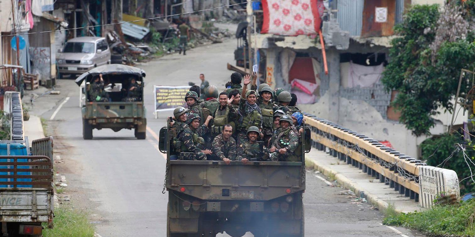 Filippinska trupper på väg från Marawiområdet som just befriats från IS-trogna extremister i oktober. Arkivibld.