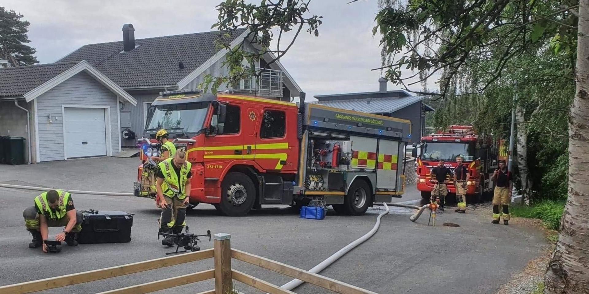 Räddningstjänsten är på plats i Svartedalen efter larm om två mindre terrängbränder.