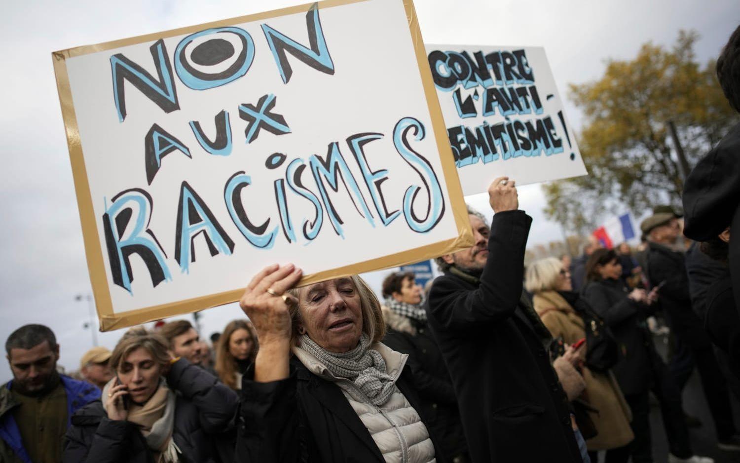 Nej till rasism! Mot antisemitism! står det på plakaten vid en demonstration mot antisemitism i Paris i november förra året. Arkivbild.