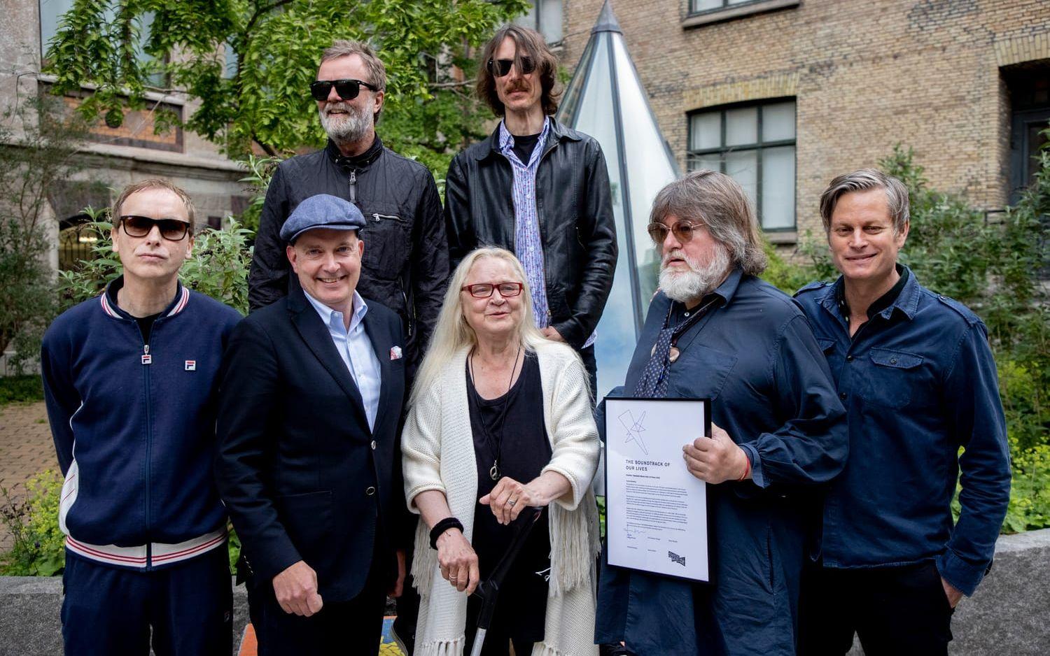 Monica Törnell och Soundtrack of Our Lives under presentationen av de artister som blivit invalda i Swedish Music Hall of Fame.