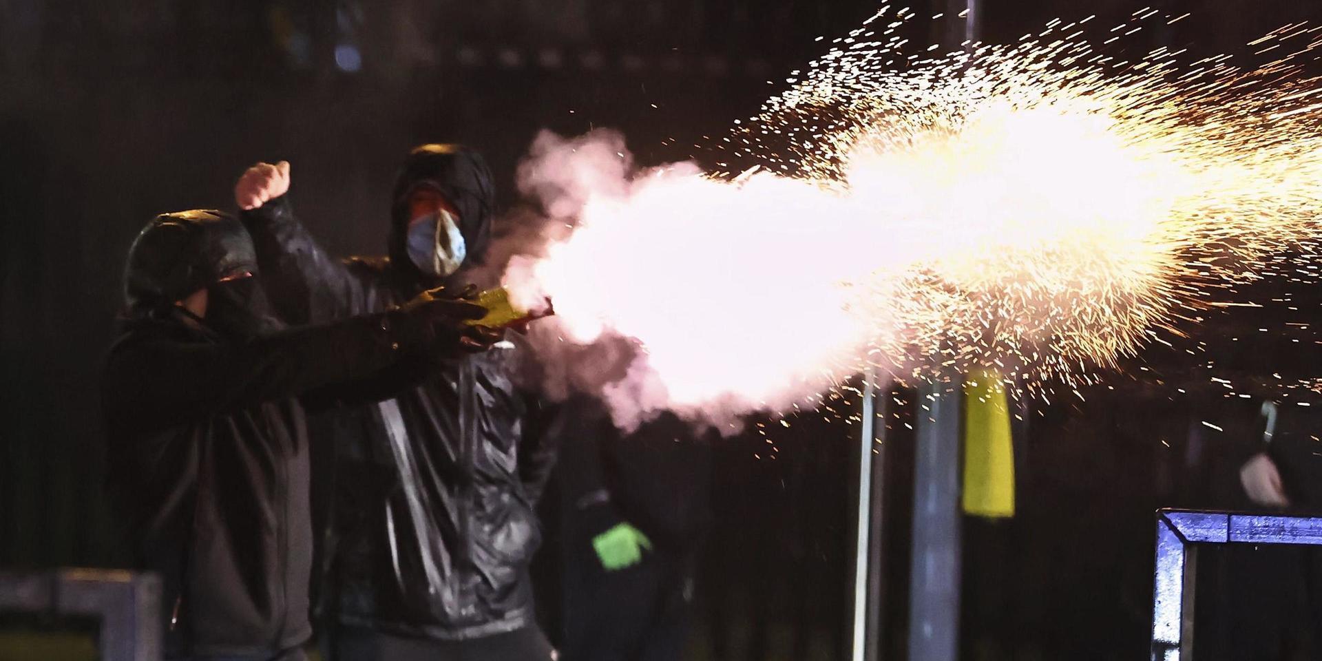För sjunde natten i rad är det konflikter på gatorna i Belfast i Nordirland.
