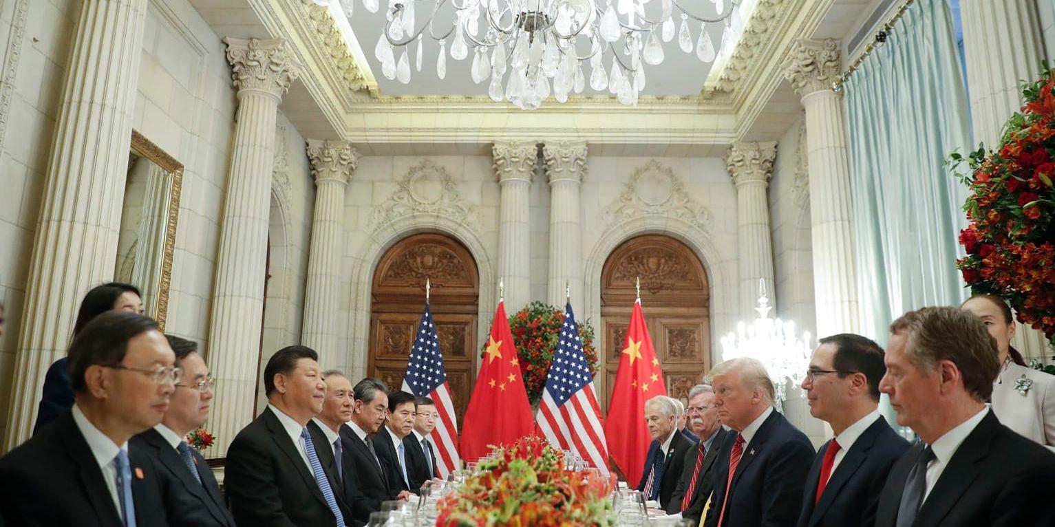 Presidenterna Donald Trump och Xi Jinping åt middag med sina delegationer under kristallkronorna i Buenos Aires.