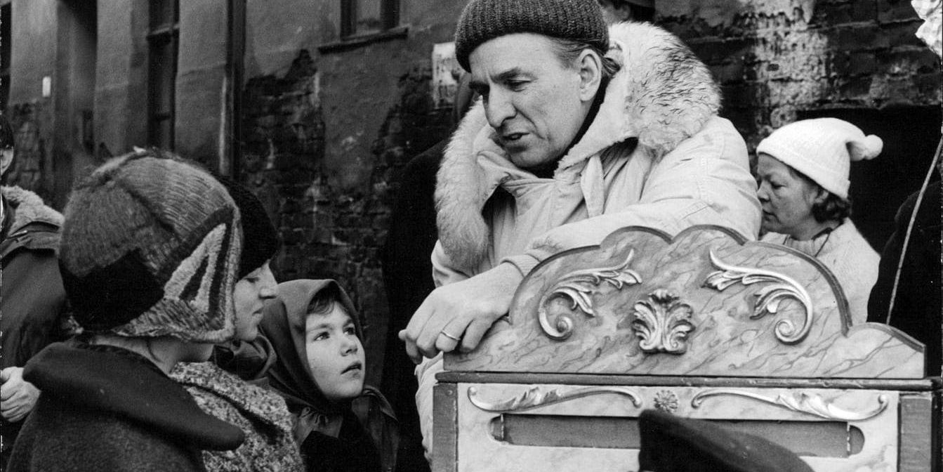 Barnet är ofta en hoppets symbol i Ingmar Bergmans filmer. Här språkar regissören med några barn vid inspelningen av filmen "Ormens ägg" (1977). Arkivbild.