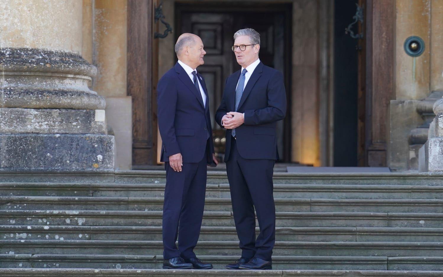 Tysklands förbundskansler Olaf Scholz, till vänster, och Storbritanniens premiärminister Keir Starmer under ett toppmöte utanför Oxford den 18 juli.