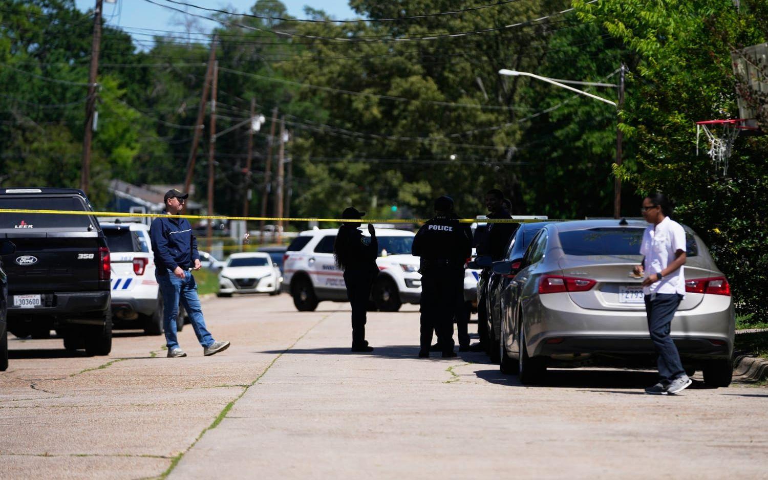 Polis utanför det hus där åtta barn mördades. 