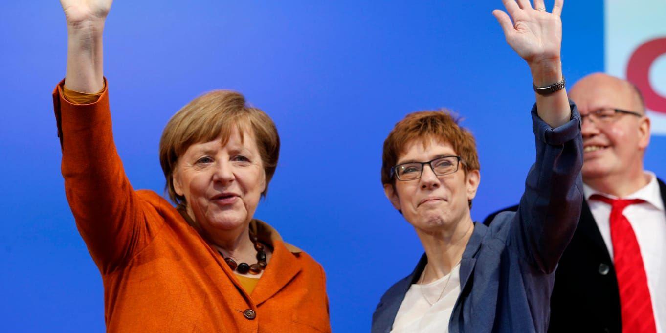 Angela Merkel (till vänster) och Annegret Kramp-Karrenbauer (mitten). Bilden är från mars i fjol.