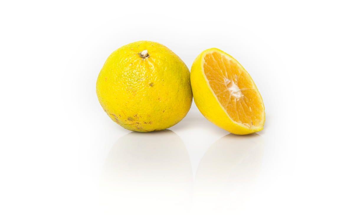 Ugli. Ugli lär vara en korsning mellan apelsin, grapefrukt och clementin som hittades på Jamaica i början av 1900-talet. Den är något större än vanlig grape. Skalet är gulgrönt med en del fläckar och formen lite knölig. Det är en ganska ful frukt, därav namnet Ugli. Fruktköttet däremot, som är alldeles orange, är mycket saftigt, aromatiskt och sött.